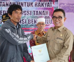 Bupati Hidayat Serahkan Sertifikat Masyarakat Kecamatan Bermani Ilir dan Tebat Karai