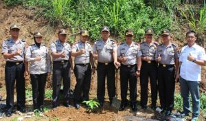Lestarikan Alam, Kapolres Kepahiang Tak Canggung Tanam Pohon