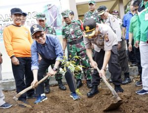 Lestarikan Lingkungan, Polres & Pemkab Kepahiang Tanam Pohon