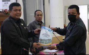 Pimpinan DPRD Serahkan Rancangan KU APBD dan PPAS TA 2023 Kepada Badan Anggaran