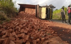Jungkir Balik di Tebing Karet, Supir Truk Meninggal Dunia