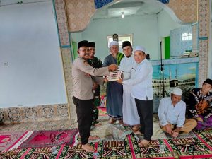 Manunggal, TNI-Polri Sholat Jum’at Bersama Masyarakat Desa Talang Tige