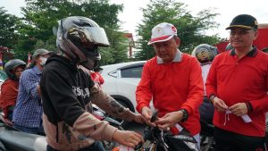 Di Tanah Kelahiran Ibu Agung Fatmawati Soekarno, 5 Ribu Bendera Merah Putih Dibagikan