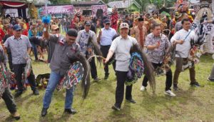Gubernur Rohidin Main Kuda Kepang