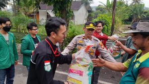 Bersama Mahasiswa, Polres Kepahiang Bagikan Sembako Bagi Masyarakat Terdampak Kenaikan Harga BBM