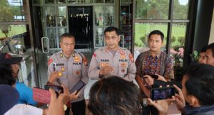 Sedang Piket Kebersihan, Pimpinan Ponpes “Raba” Santri Diruang Kerja