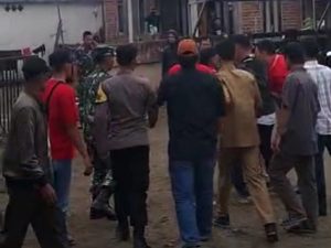 Pilkades Embong Ijuk Rusuh, Pendukung Calon Lempar – Lemparan Batu
