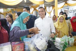 Wabup Tinjau Pasar Murah di Kuto Rejo