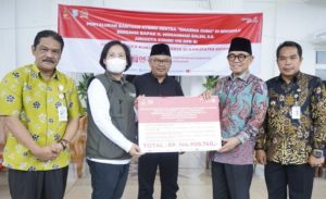 Bersama M Saleh, Bupati Dayat Salurkan Batuan