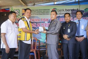Wabup Hadiri Serah Terima BSPS Embong Sido