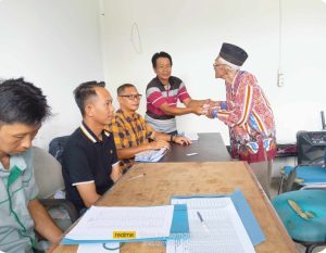 Desa Pelangkian Bagikan BLT-DD Tahap 4