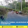 Warga Swadaya Tambal Jalan Rusak Menuju Wisata Kabawetan